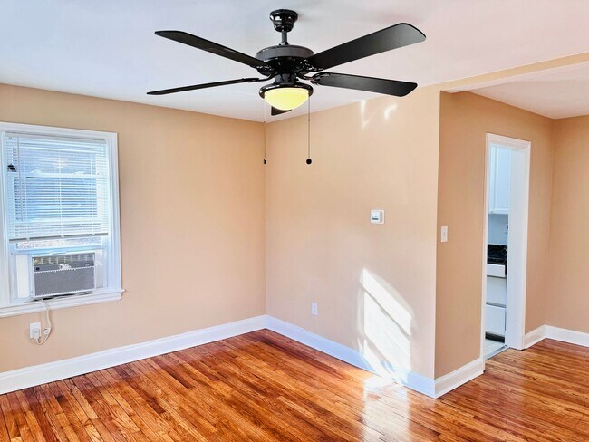 Foto del edificio - 908 Hudson Ave