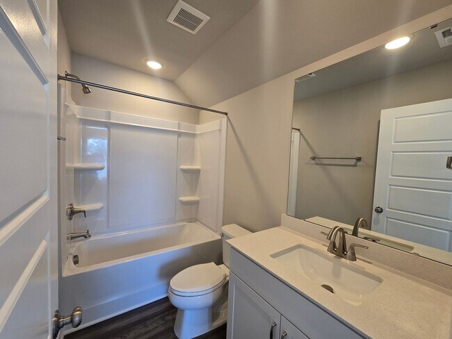 Building Photo - Modern Urban Elegance Meets Functionality