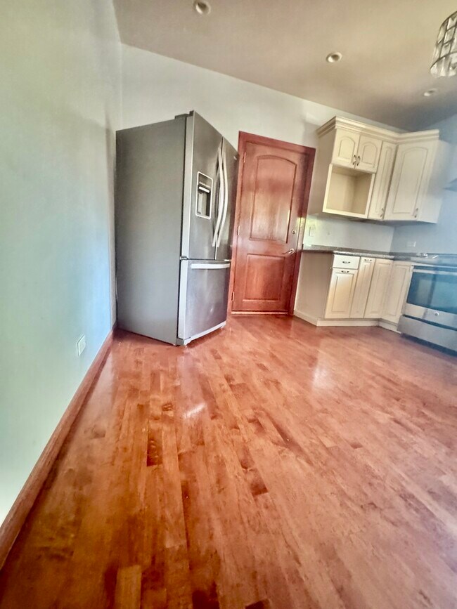 Foto del edificio - 4857 W Wellington Ave