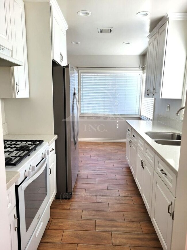 Building Photo - Charming 3 Bedroom Home Available in Oakmo...