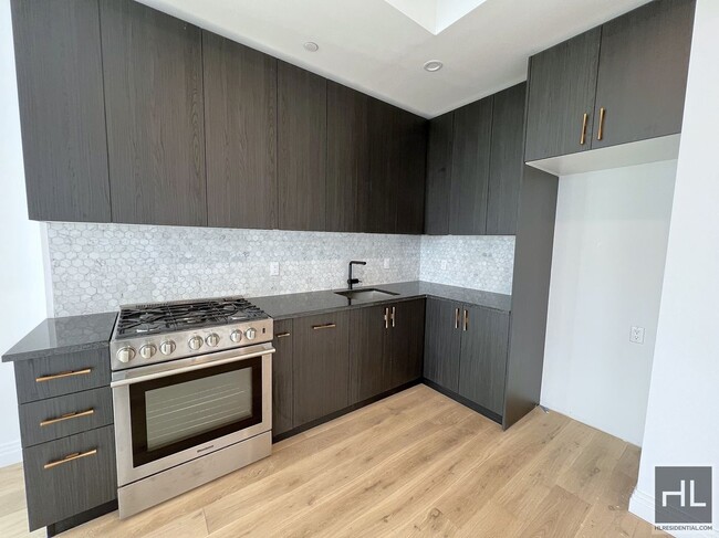 Building Photo - Luxurious 2 bedroom/1 Bathroom Penthouse A...