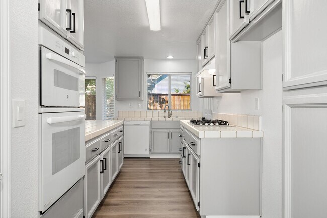 Foto del edificio - Charming 4 Bed 2.5 Bath Home in Roseville, CA