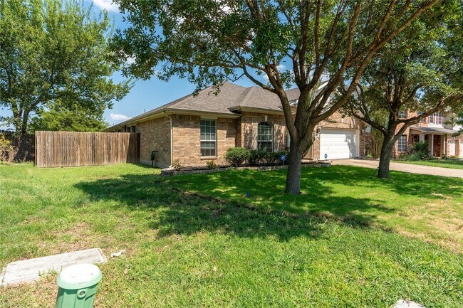 Building Photo - 2105 Sumac Dr