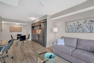 Building Photo - 585 Bloor St E