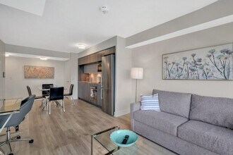 Building Photo - 585 Bloor St E