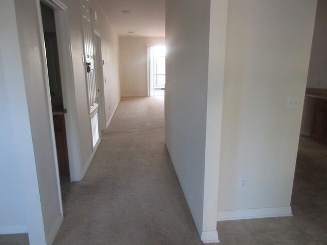 Building Photo - 1211 Knollwood Dr