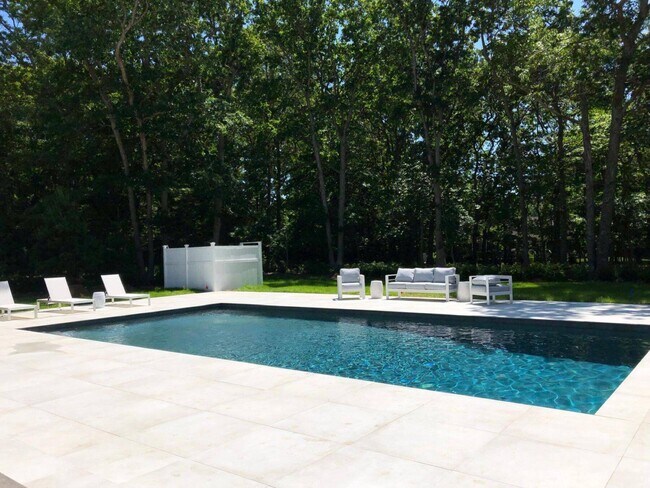 Foto del edificio - 72 Talmage Farm Ln