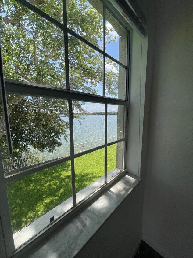Beautiful Lake View - 2841 N Oakland Forest Dr