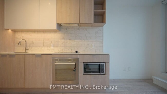 Building Photo - 2020-2020 Bathurst St