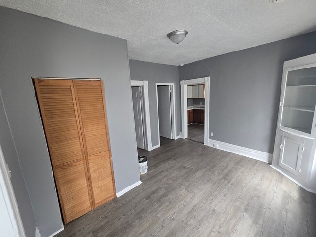 Building Photo - 2 Bedroom House