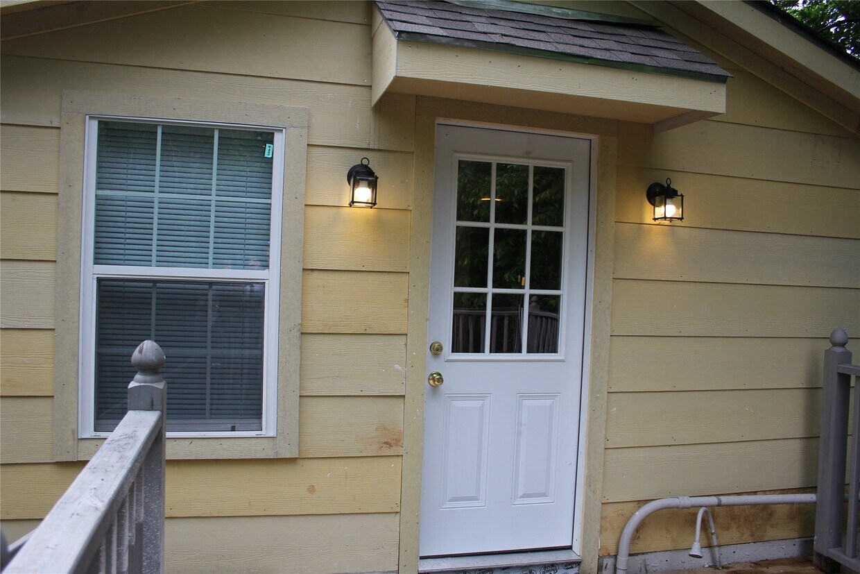 Foto principal - 7540 Ashburn St