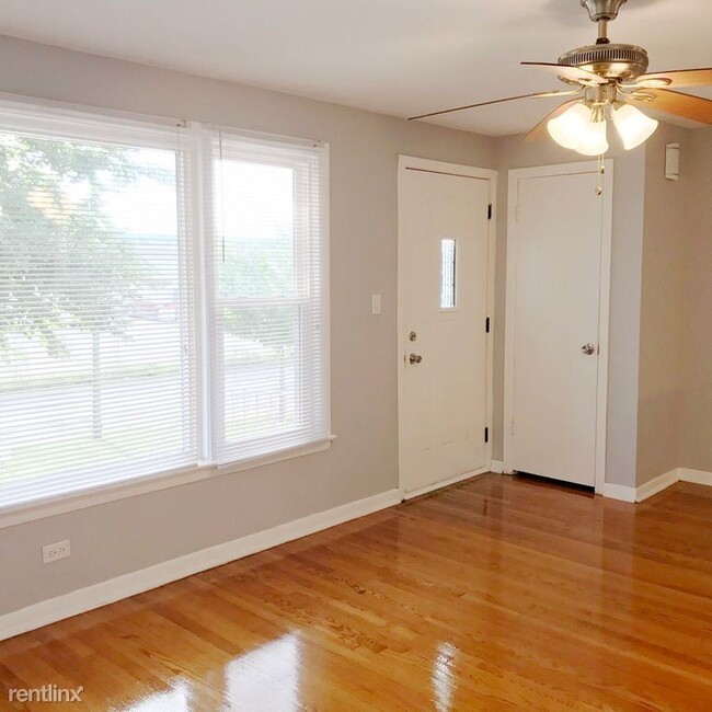 Building Photo - 3 br, 1 bath Townhome - 30 Woodbine Pl