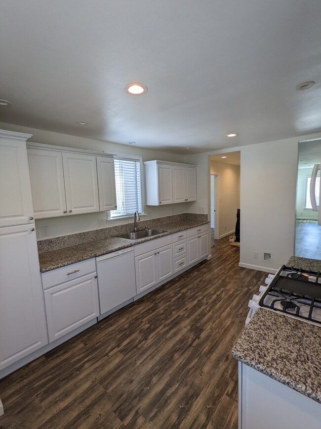 Building Photo - 1717 N Glenoaks Blvd