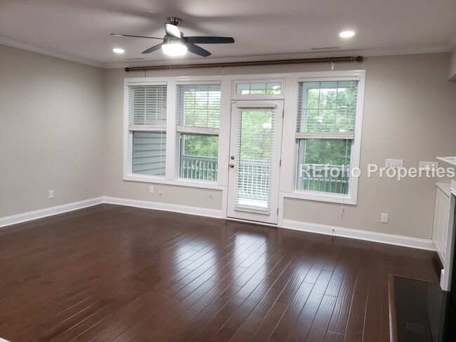 Building Photo - Gorgeous 3 Bedroom, 3.5 Bathroom, 1-Car Ga...
