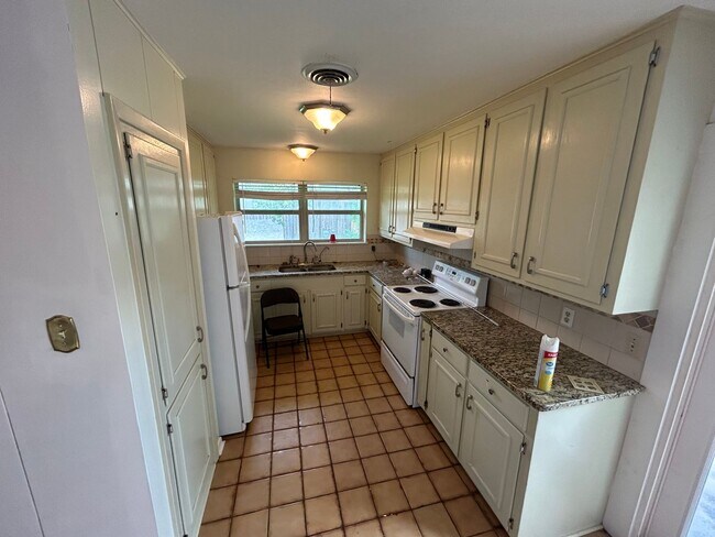 Building Photo - 3 Bedroom 2 Bath House in Corpus Christi!
