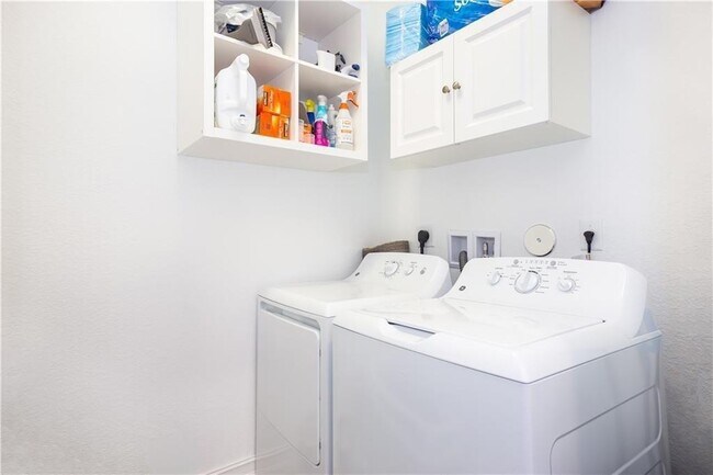 Foto del edificio - Southwest 13th Court, Pembroke Pines, FL 33025 - 3 BR 3.5 BA townhouse