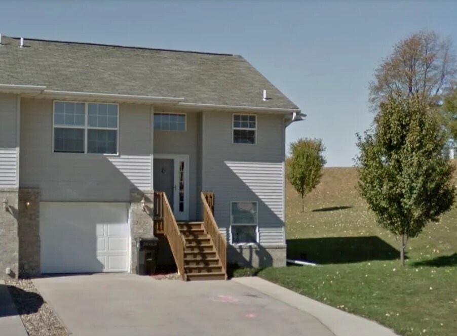 2034 Northland Cir, Coralville, IA 52241 Townhome Rentals in
