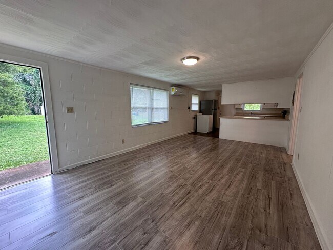 Building Photo - For Rent – $1,100/month | 2 Bed | 1 Bath