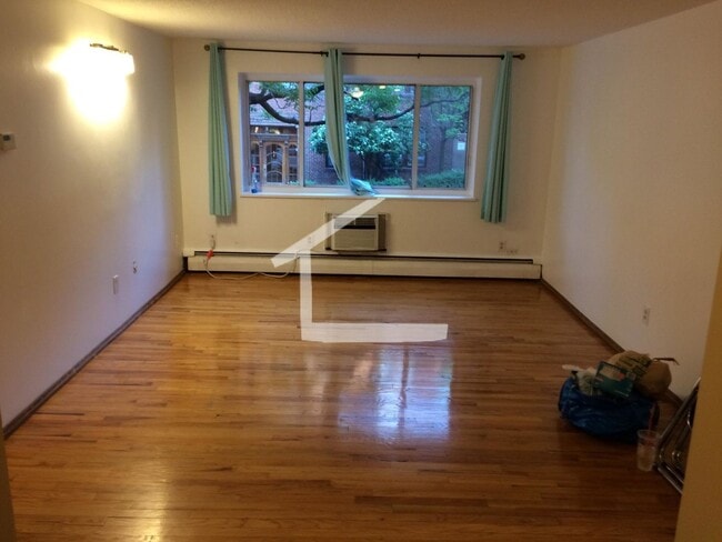 Building Photo - Nicely renovated, PET FRIENDLY 2 bed with free parking and a seasonal swimming pool!