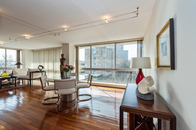 Foto del edificio - 320 W Oakdale Ave