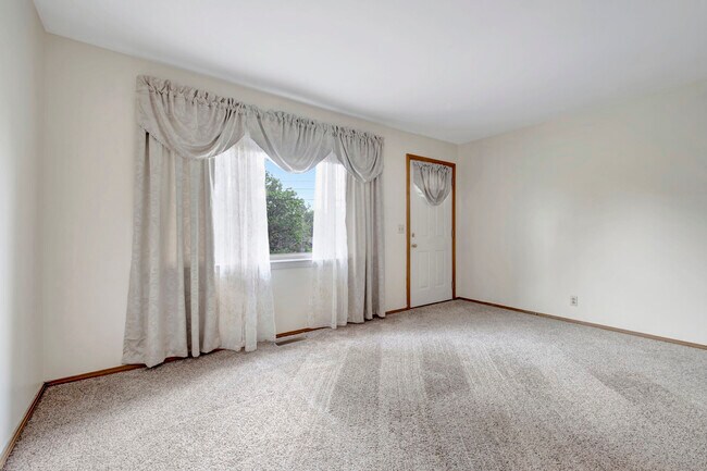 Foto del edificio - 211 Friendship Dr