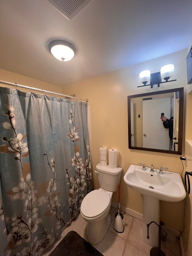 Building Photo - Beautifully Remodeled 3 bedroom Condo in H...