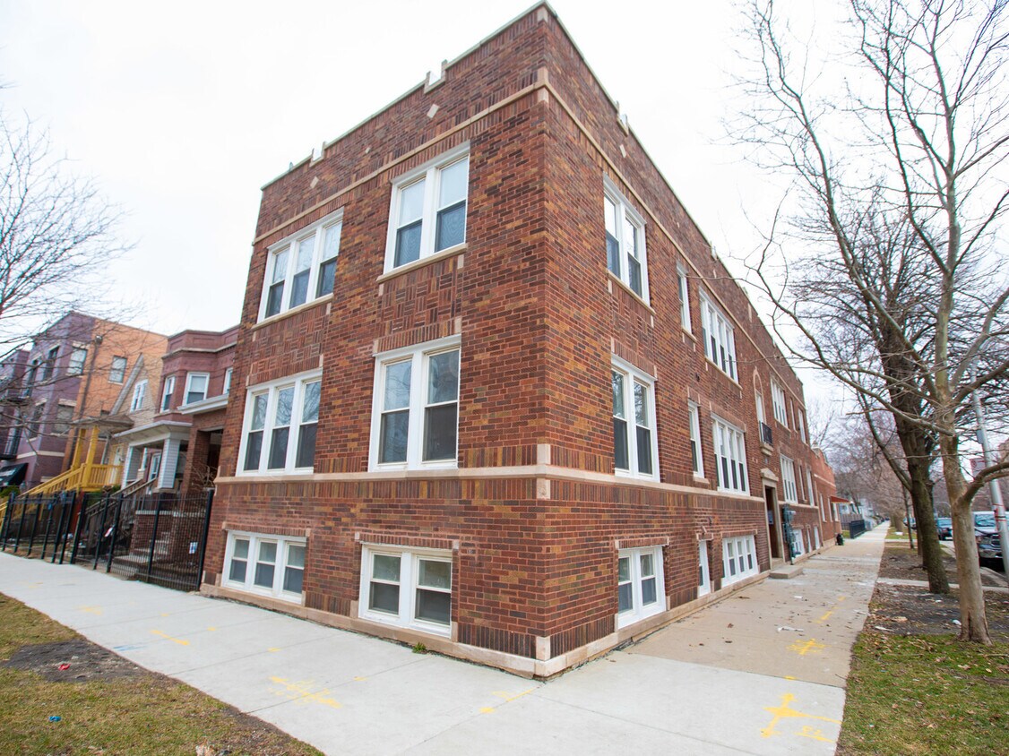Primary Photo - 3355 N Whipple St