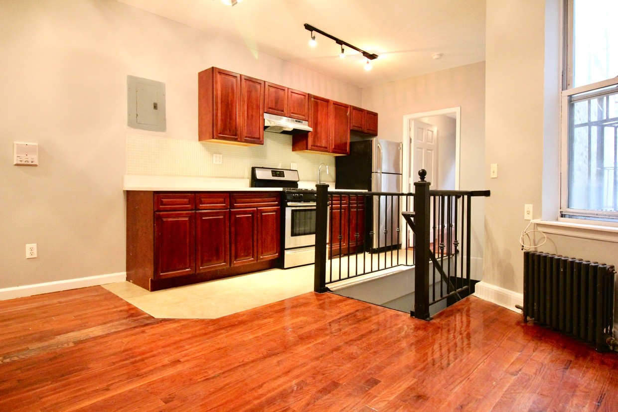 Primary Photo - 1257 Lincoln Pl