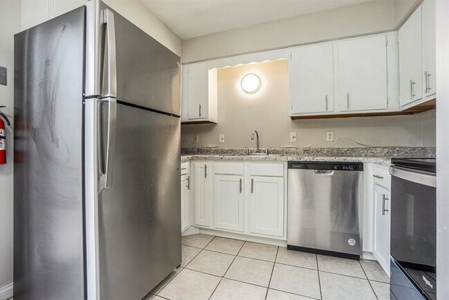 Building Photo - Charming, fully remodeled 2-Bed/1-Bath Par...