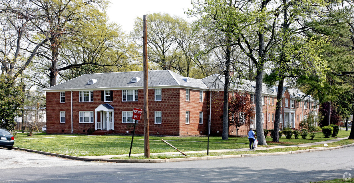 Foto del edificio - McGuire Park Apartments