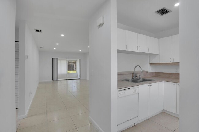 Foto del edificio - 315 NW 36th Ave