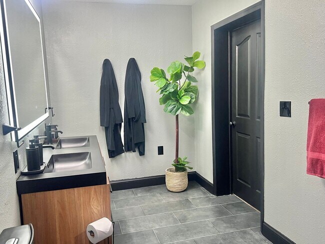 Foto del edificio - LARGE Beautifully Renovated 4/3 in Quaint ...