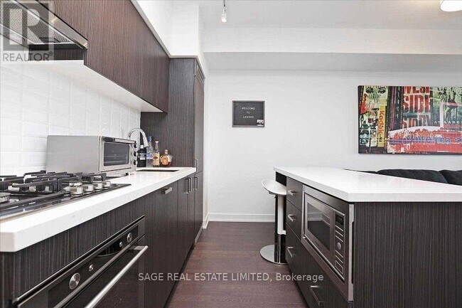 Photo du bâtiment - 501-501 St Clair Ave W