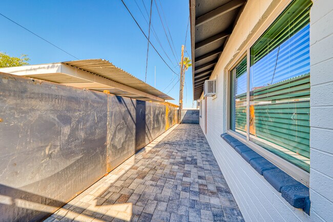 Building Photo - Kamdan