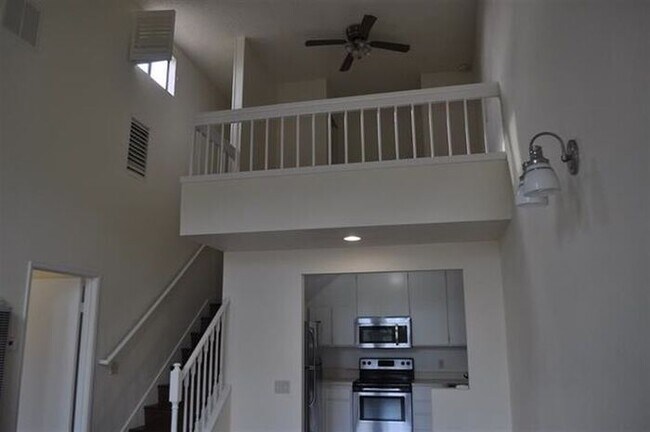 Foto del edificio - One Bedroom with a Bonus Loft in UTC area!!