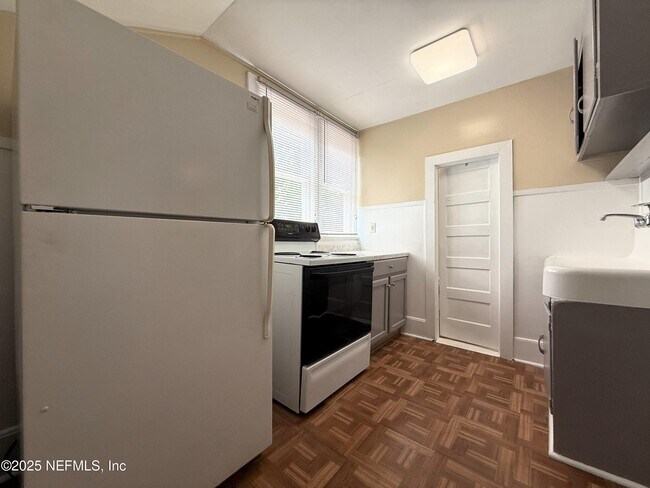 Foto del edificio - 2245 Myra St