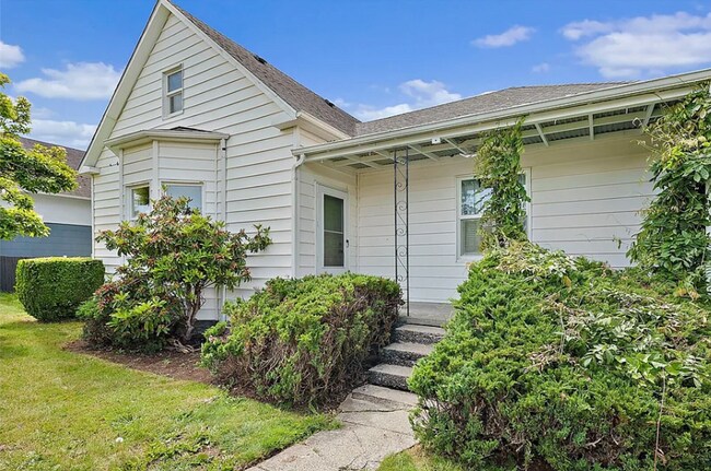 Foto del edificio - Beautiful Craftsman Home with Ample Parking & Outdoor Space