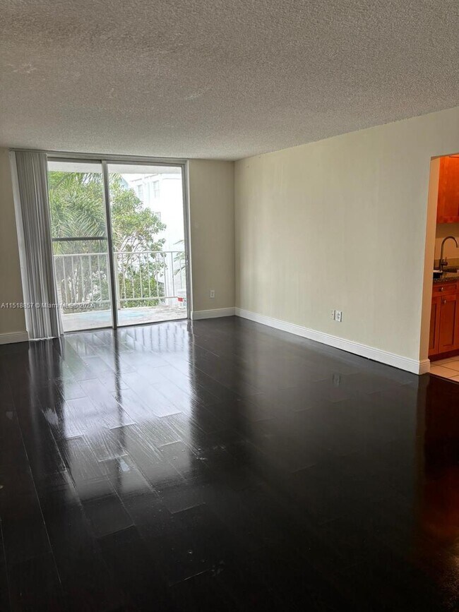 Foto del edificio - 486 NW 165th St