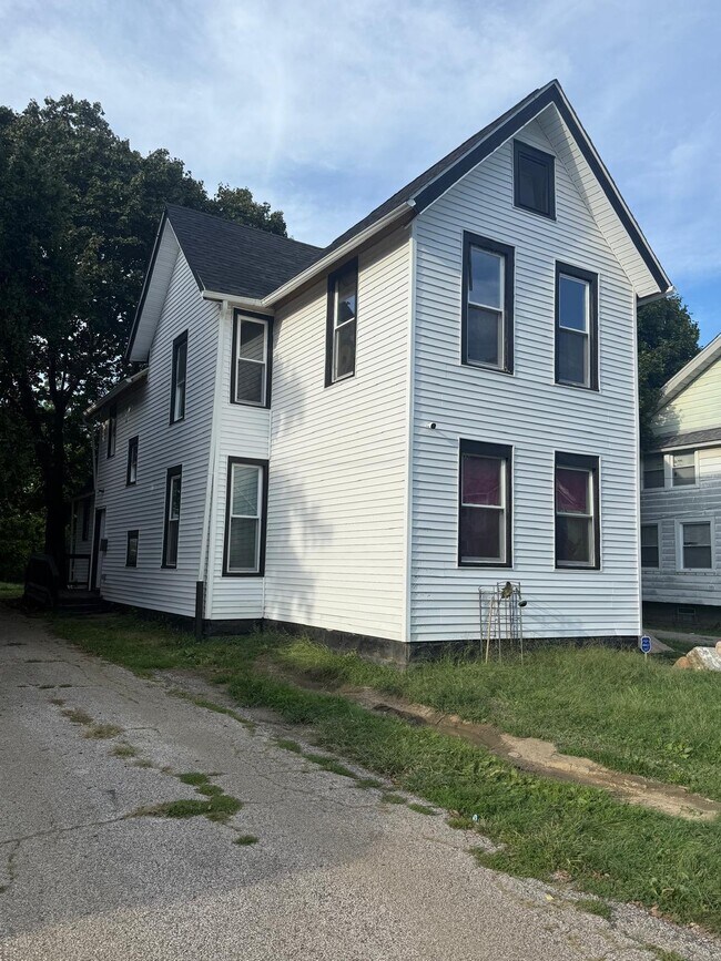 Building Photo - 3202 Bradwell Ave