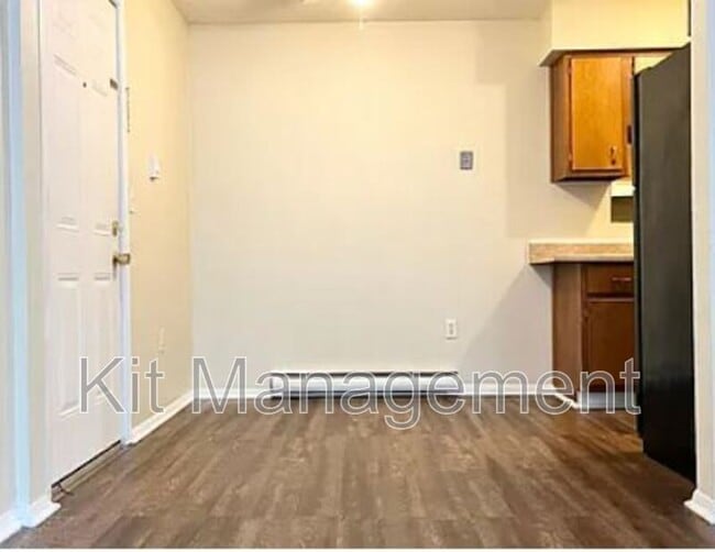 Building Photo - 1919 W Alexis Rd