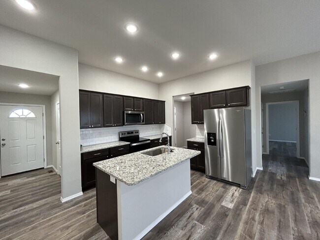 Building Photo - 521 Evergreen