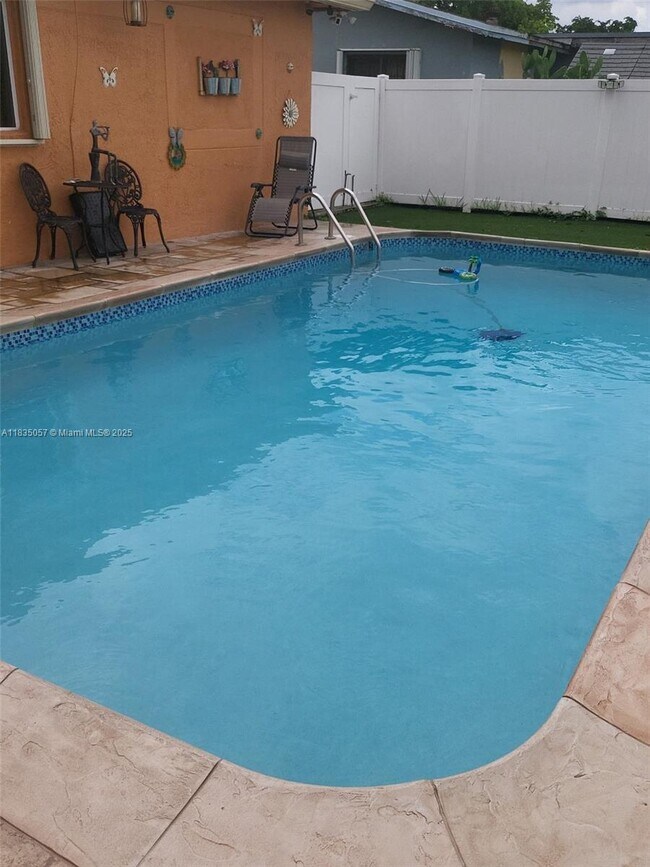 Foto del edificio - 3300 Garnet Rd