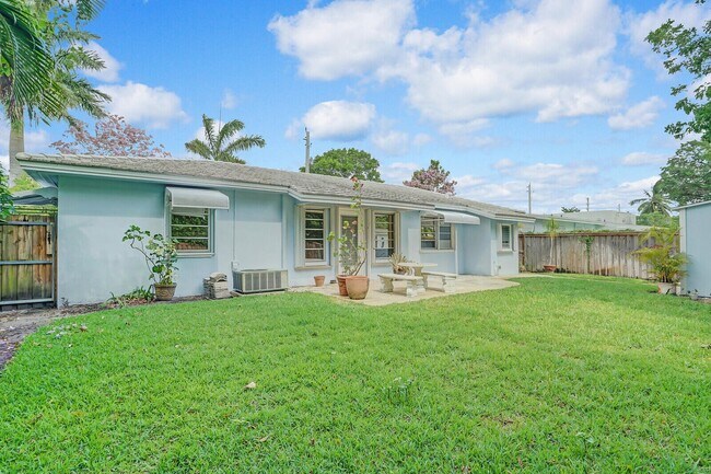 Building Photo - 3410 Poinsettia Ave