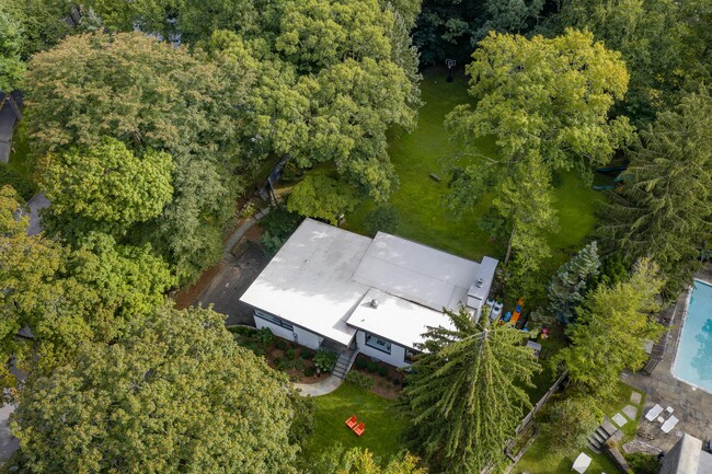 Foto del edificio - 100 Judson Ave