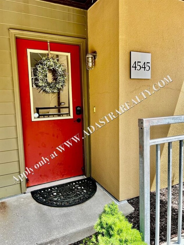 Foto principal - Beautiful 2 Bed 2.5 Bath Townhome Near The...