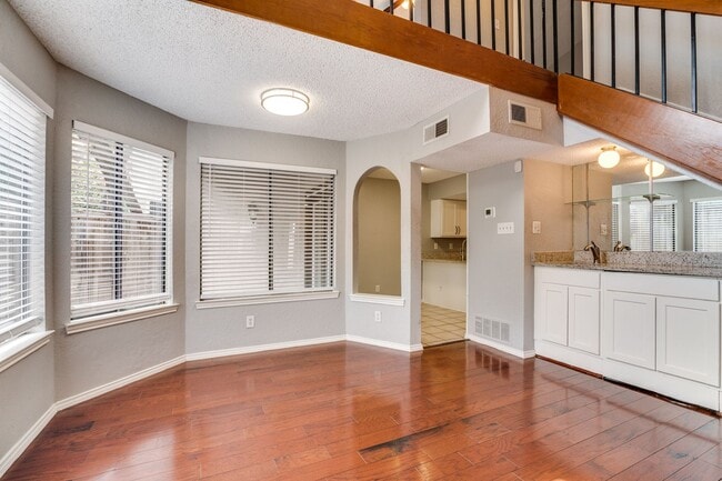 Building Photo - Condo in North Dallas!