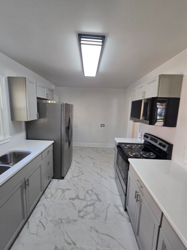 Building Photo - COMPLETELY RENOVATED 2 bedroom house