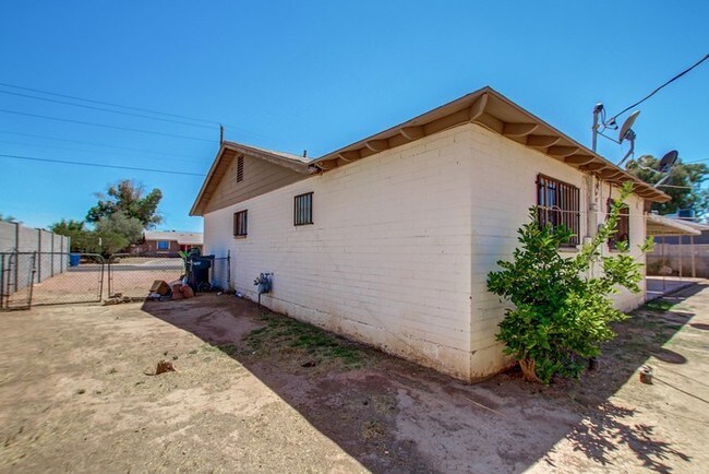 Building Photo - 4 Bed House in Maryvale--with One Car Garage!