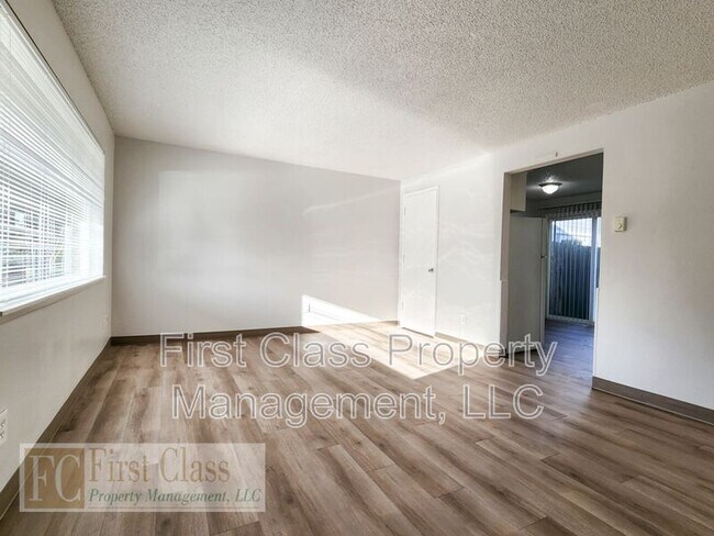 Building Photo - 1614 Willamette Falls Dr