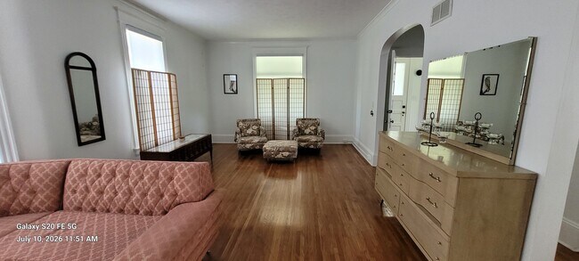 Foto del edificio - 1313 E Washington St